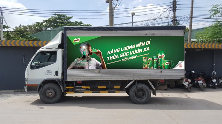 Quang cao Milo tren xe tai 1