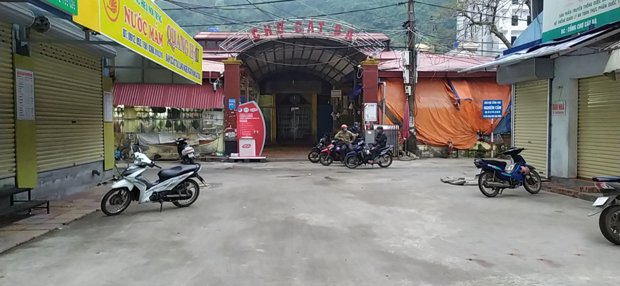 Booth quảng cáo tại chợ Cát Bà
